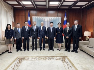 吳理事長拜會外交部林佳龍部長
